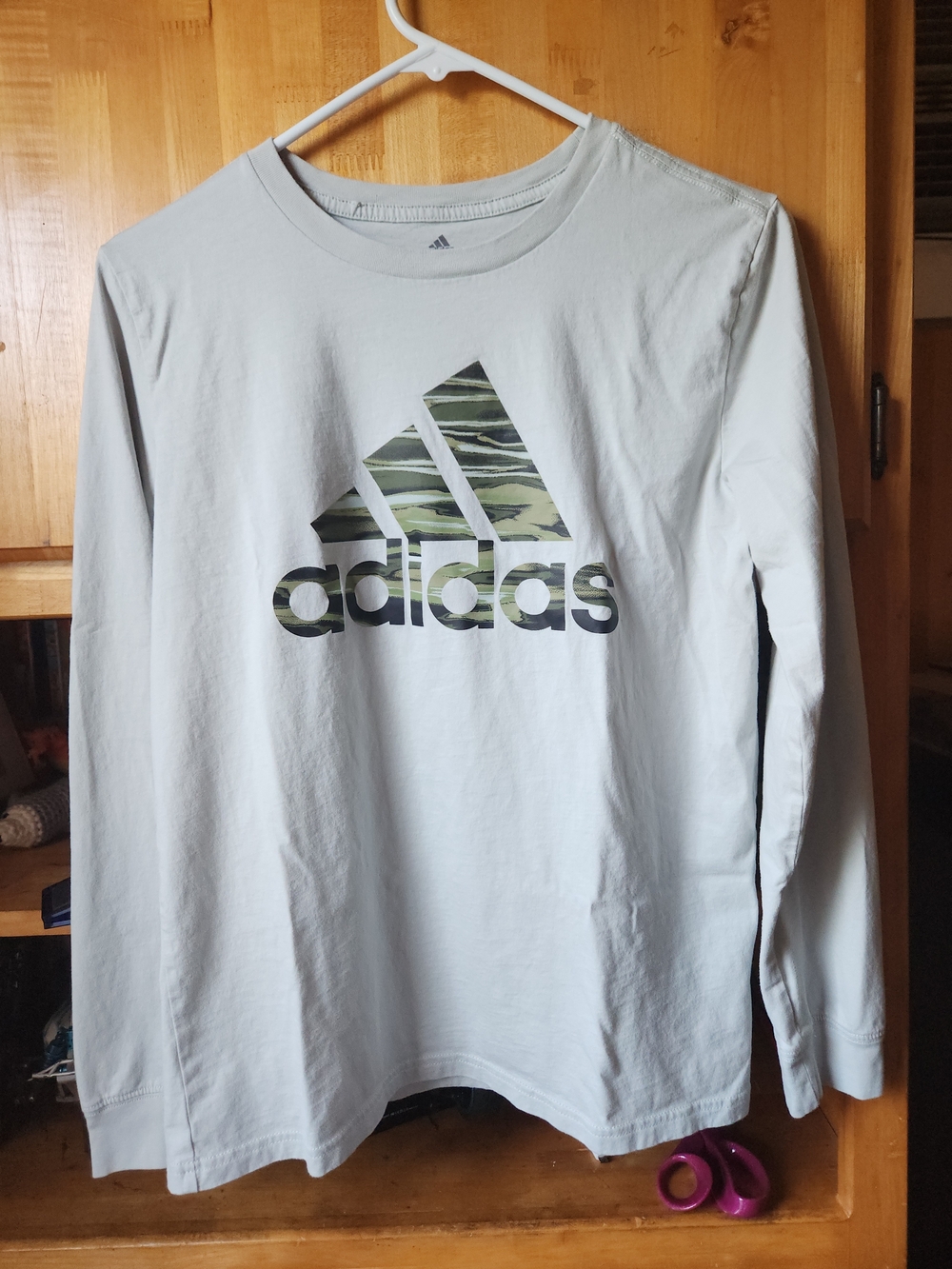 adidas Light Gray Long-Sleeve Tee with Camo Logo, Sz 18-20 - Picture 4 of 10